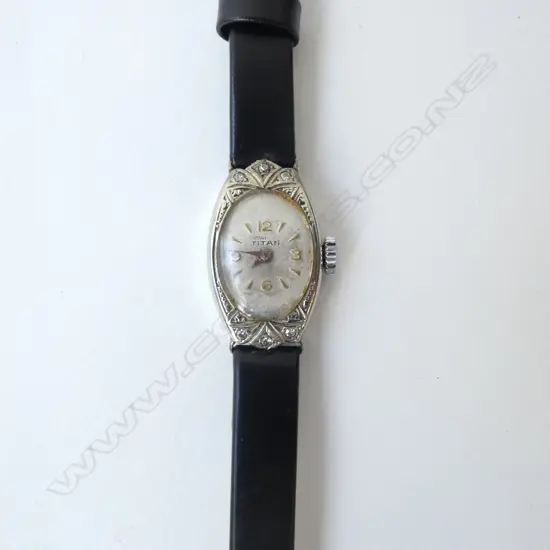 ART DECO 18ct WHITE GOLD & DIAMOND SWISS TITAN WRISTWATCH, 9gm (NEW STRAP) (Q8280J)