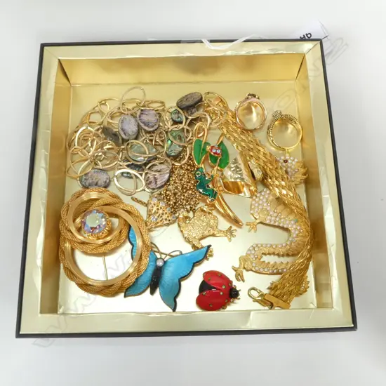 6 GOLD TONE BROOCHES + SILVER GILT BRACELET+ NECKLACE + 3 RINGS