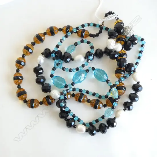 3 GLASS BEAD NECKLACES, 1 w. 9CT CLASP