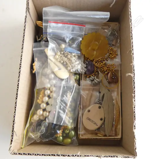 SMALL TRAY OF MIXED COSTUME JEWERLRY