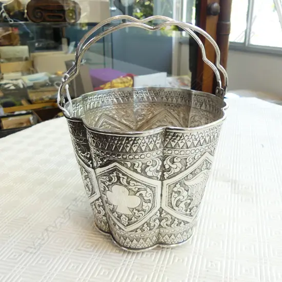 ORIENTAL SILVER? LOBED & DOUBLE HANDLED EMBOSSED VESSEL H.140mm 268gms