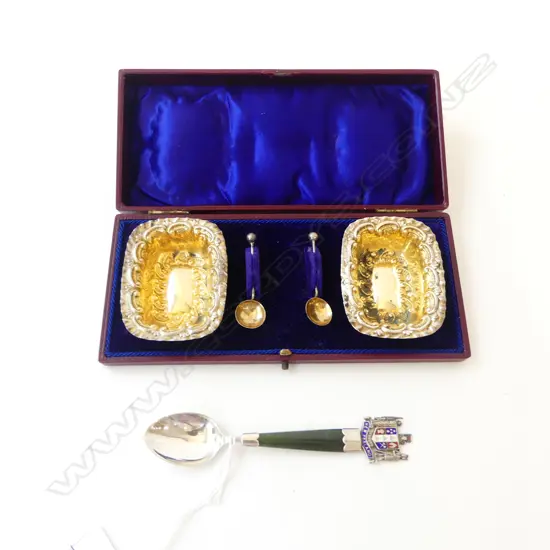 STG SILVER & POUNAMU TEASPOON w. NZ COAT OF ARMS L.120mm, 17.5gms + PR GILT LINED SALTS, 21gms, CASED