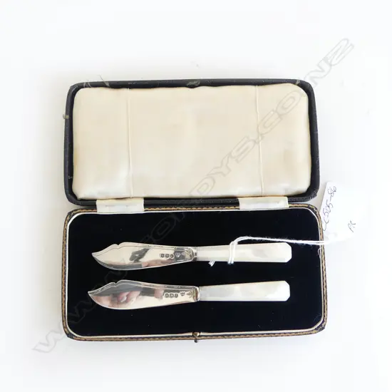 BOXED PR SILVER & MOP KNIVES, SHEFFIELD 1940, 32gm (CD000)