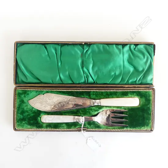 BOXED SILVER & MOP FISH SET, HENRY HOBSON & SON SHEFFIELD & LONDON 1899 (CASE AF) (CD12560)