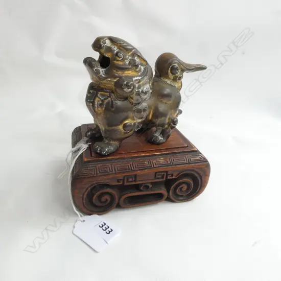 TEMPLE DOG INCENSE BURNER ON WOODEN STAND H.90mm