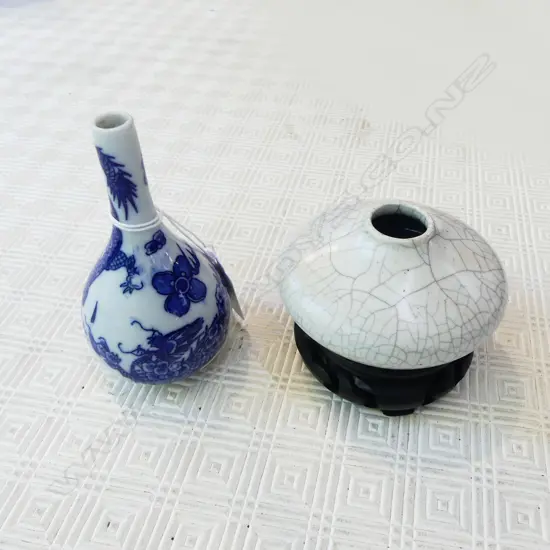 CHINESE CRACKLE GLAZE VASE 90mm dia ON STAND + B/W VASE H.110mm