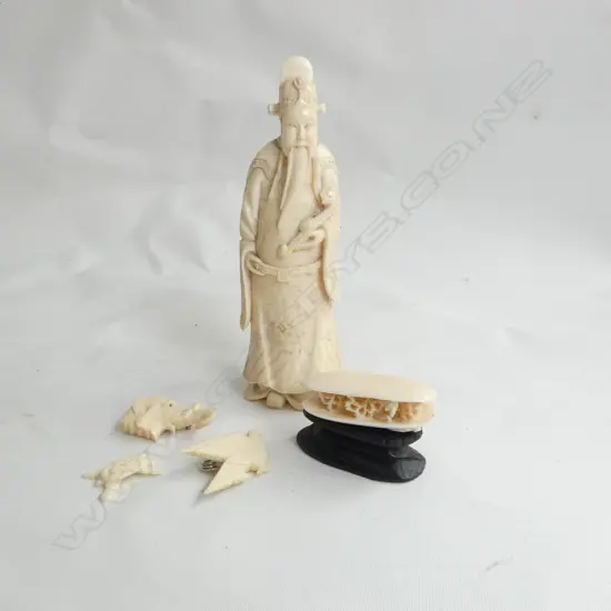 5 PCES IVORY; CHINESE FIGURE H.145mm, DREAM SHELL, 3 BADGES