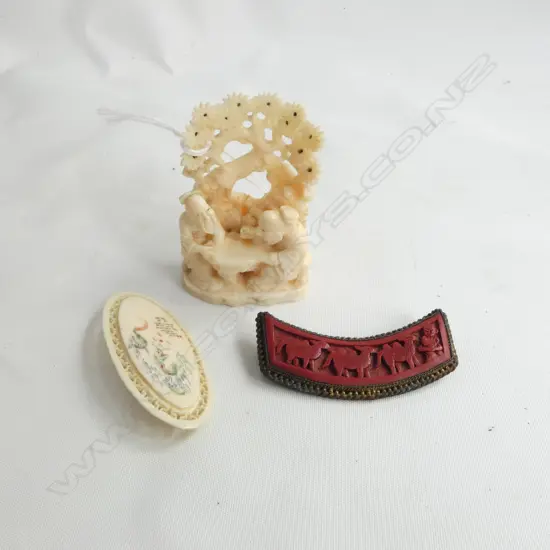 2 BROOCHES, IVORY PIECE; 2 MEN AT A TABLE H.65mm