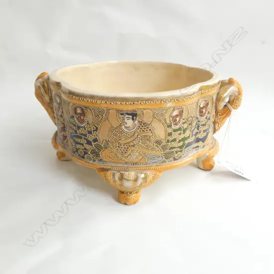 SATSUMA FOOTED DISH, QUATREFOIL SHAPE, SIGNED TO BASE 210x170mm