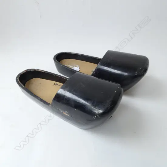 PR ANTIQUE JAPANESE SHINTO PRIEST 'SHALLOW' SHOES,  LACQUERED WOOD w QUILTED INSERTS, L.300mm