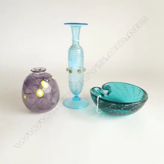 LYNETTE CAMPBELL ART GLASS VASE H.100mm w. 2 OTHER GLASS