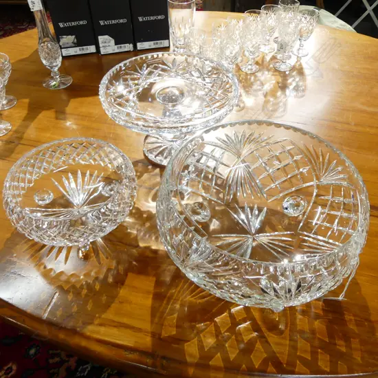 3 HEAVY CUT CRYSTAL PCES; 2 FOOTED BOWLS, 1 COMPORT H.140mm
