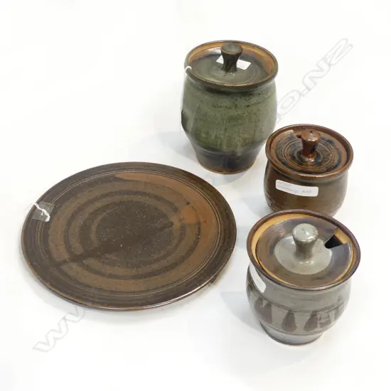 3 PETER STICHBURY (1924-2015) STORAGE JARS H.170mm w. PETER STITCHBURY PLATE Dia.250mm