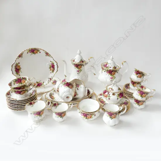 ASST ROYAL ALBERT 'OLD COUNTRY ROSES' CHINA; COFFEE POT, TEAPOT, C/S, 5 TRAYS, etc