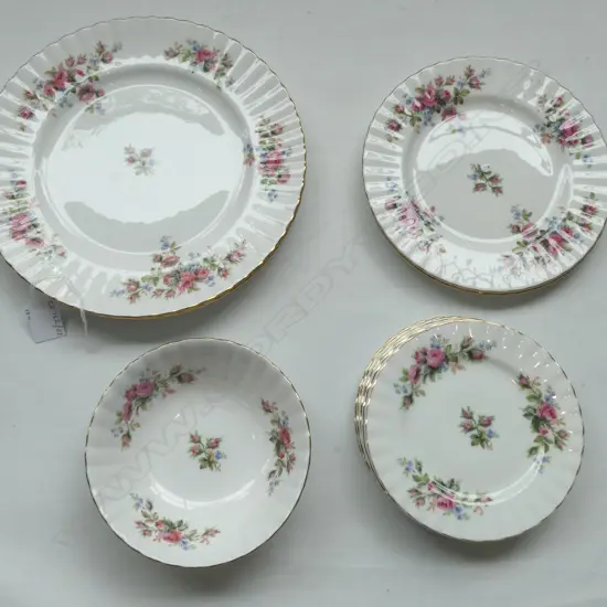10PC’S ROYAL ALBERT MOSS ROSE CHINA – 2 DINNER, 2 LUNCH & 5 SIDE PLATES, & DESSERT BOWL 