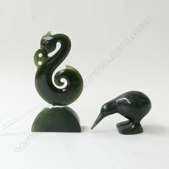 GREENSTONE MANAIA CARVED ON STAND H.80mm w. KIWI