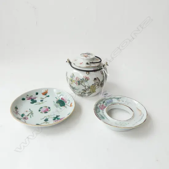 3 ORIENTAL CERAMICS; TEAPOT, 2 PLATES 135mm dia