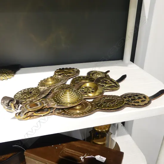 4 LEATHER MOUNTED HORSE BRASSES 3 BRASSES ON EACH L380MM