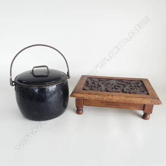 SML CARVED STOOL 355x255x100mm ENAMEL 'ANGLO 10 PINTS' COOKING POT