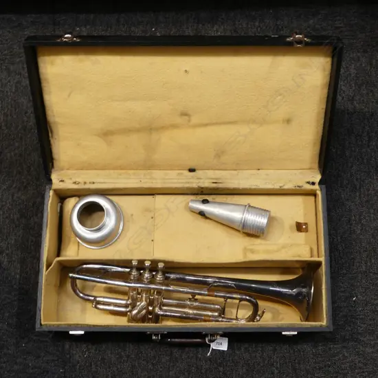 CASED VINTAGE TRUMPET WITH MUTES L550MM