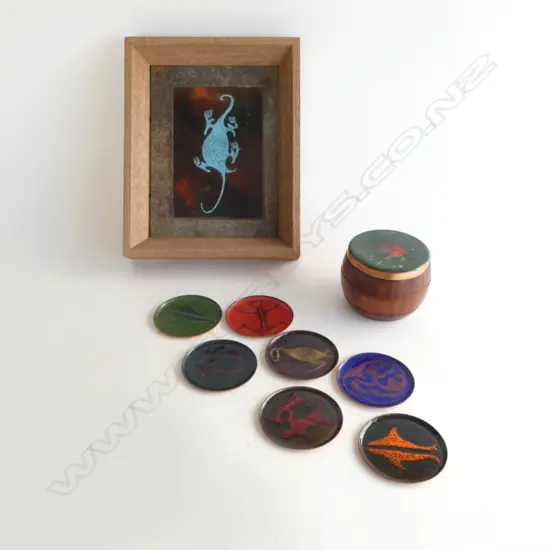 MAORI ROCK ART STYLE FRAMED TILE 190x240mm overall + 7 ENAMEL COASTERS, 70mm dia IN TURNED WOODEN CONTAINER