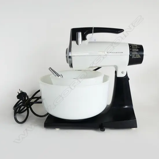 VINTAGE SUNBEAM MIX MASTER & 2 HEAVY GLASS MIXING BOWLS L.290mm