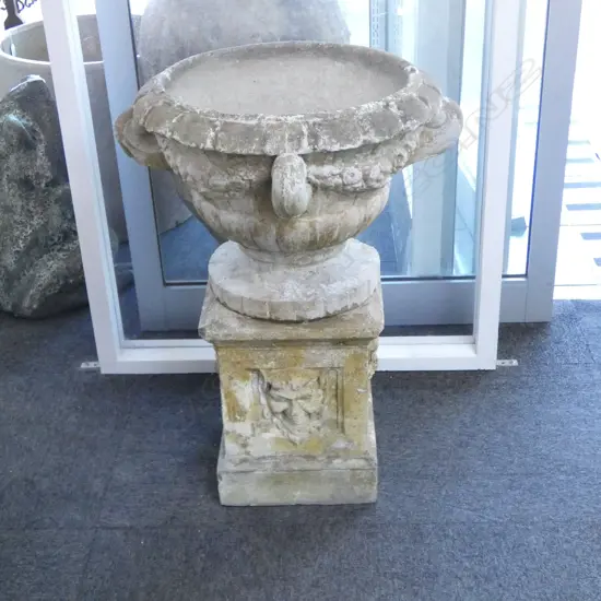 PR LARGE CONCRETE GARDEN URNS ON STANDS H.750mm