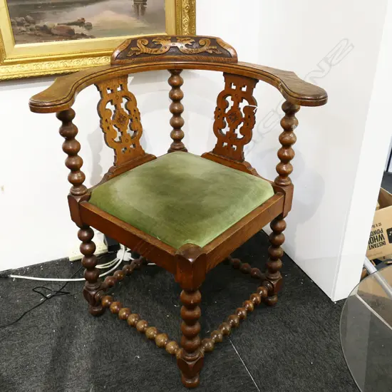 VICTORIAN CORNER CHAIR 670x620x800mm