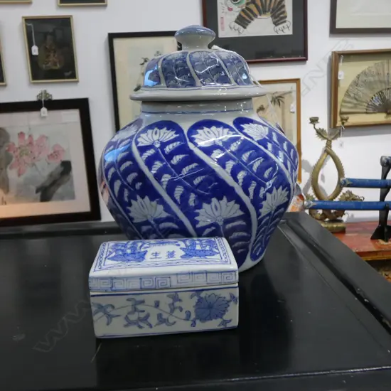 2 CHINESE B/W LIDDED CONTAINERS; GINGER JAR H.260mm hairline, BOX W.115mm