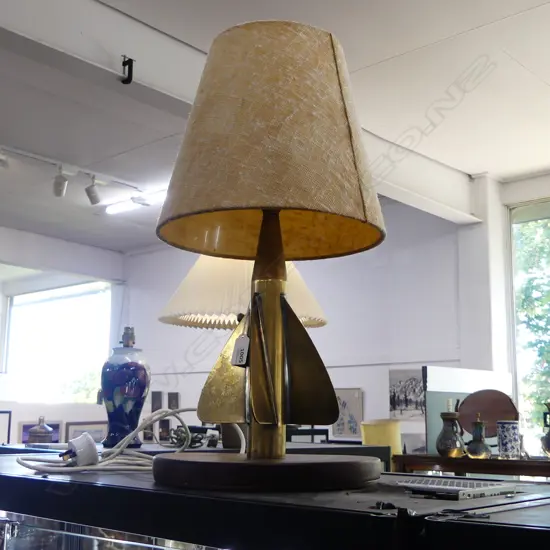 TABLE LAMP w. BRASS SHIPS LOG BASE 'T. W. CHERUB' H.500mm
