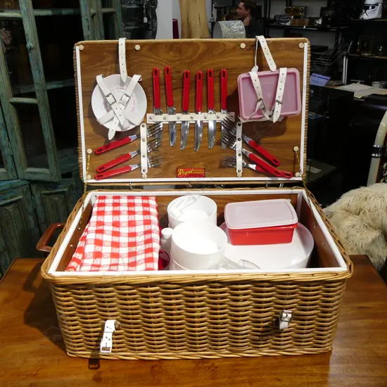 VINTAGE 'THE REGAL PIC-NIC HAMPER' 620x390x260mm