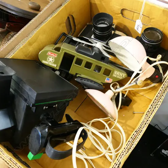 CLAMP LAMP, 3 CAMERAS INCL. POLAROID, 2 TOYS