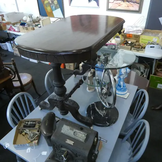 VICT MAHOGANNY SIDE TABLE ON CASTORS 980x590x710