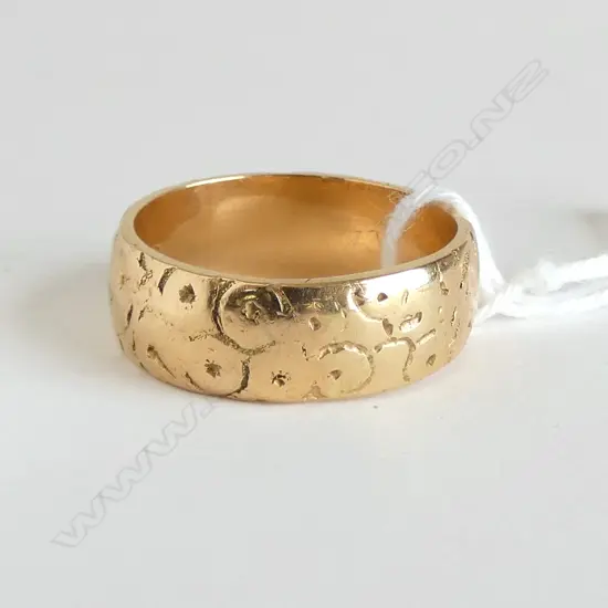 18CT GOLD  PATTERNED WEDDER 8.89gms SIZE Q