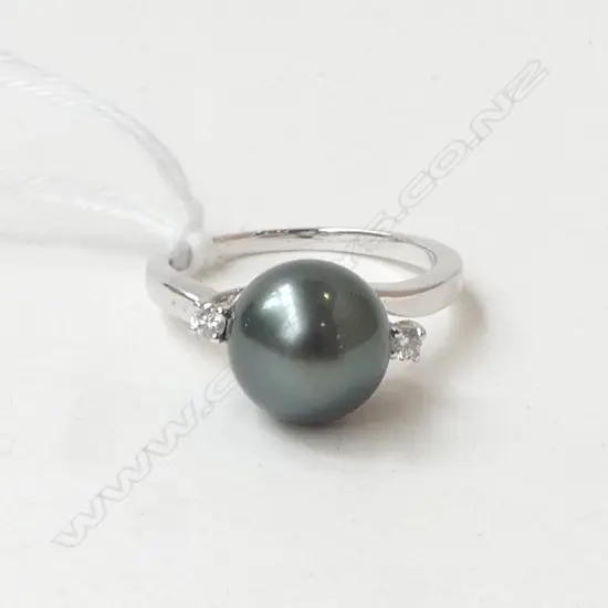 18ct WHITE GOLD & LGE BLACK PEARL & SMALL DIAMOND RING 4.14gms SIZE N