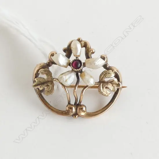 ANTIQUE GOLD & BAROQUE PEARL BROOCH, 1.8gm (CD14061)