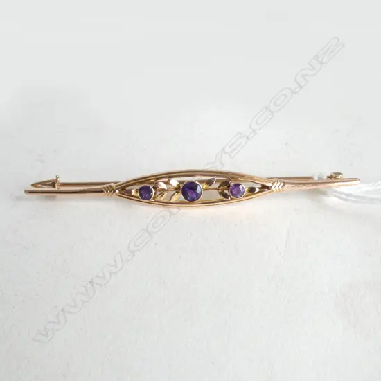 15CT GOLD AND AMETHYST BROOCH 2.82gms
