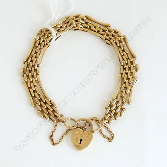 9ct YELLOW GOLD GATE LINK BRACELET w heart padlock clasp. 21.15gms