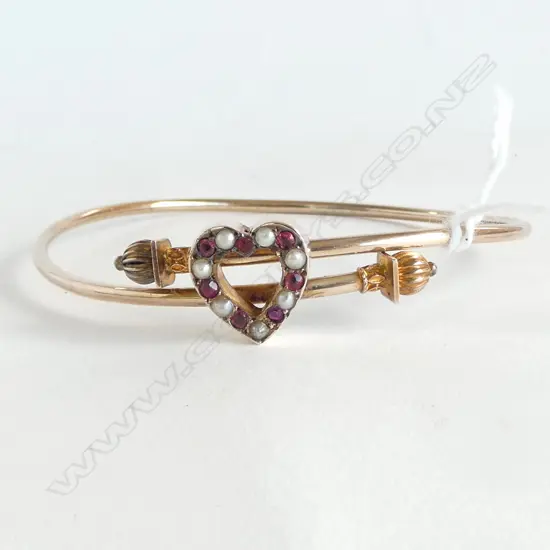 VICTORIAN GOLD BANGLE w. HEART RUBY & SEED PEARLS (opens to the side) 3.9gm (CD6417)