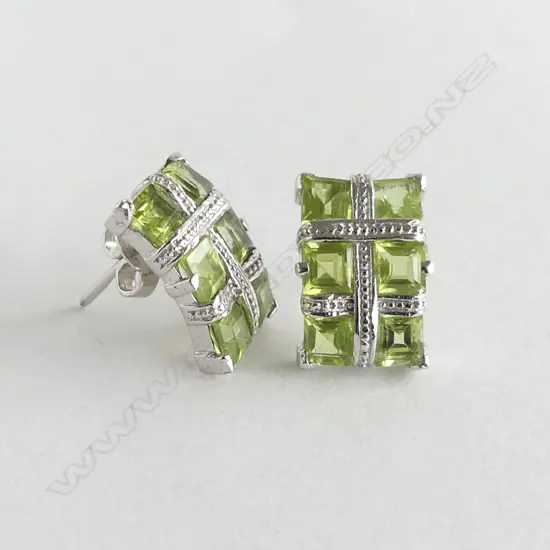 **RTV** SILVER SET PERIDOT STUDS (NEW)