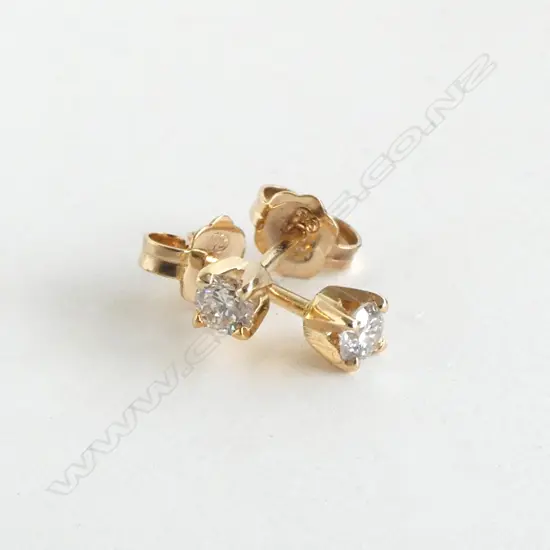 PR 9ct GOLD 0.20cts DIAMOND STUD EARRINGS 0.6gms (AS NEW)