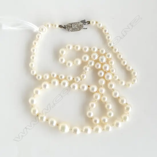 VINTAGE CULTURED PEARL NECKLACE 9ct white gold clasp 'Stoneham' graduating pearls longish strand L.500mm Catch AF