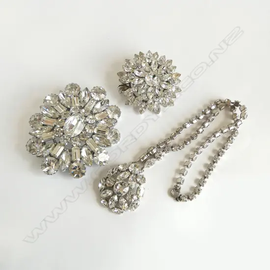 3 PCES DIAMANTE JEWELLERY; NECKLACE + 2 BROOCHES H.75mm smaller w. stone missing