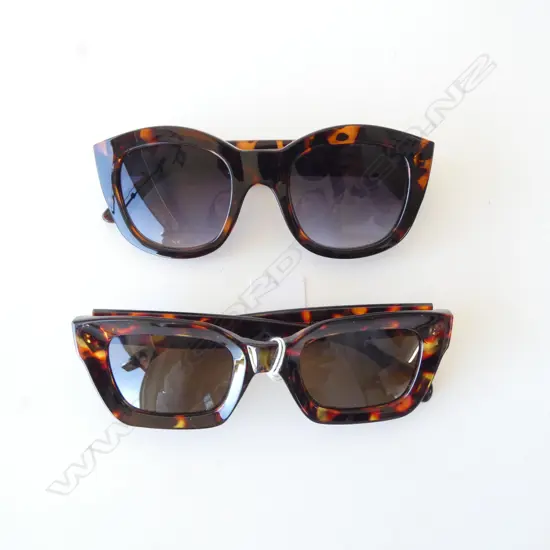 2 PRS TORTOISESHELL SUNGLASSES; LE SPECS & OTHER