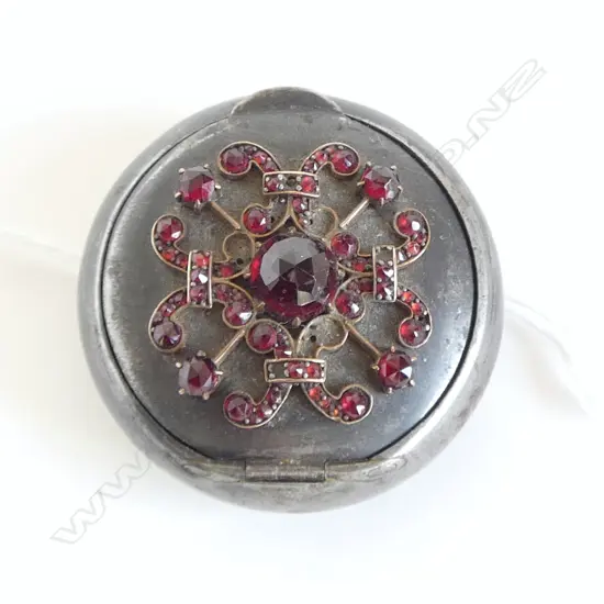 PILL BOX w. GARNETS 40mm dia