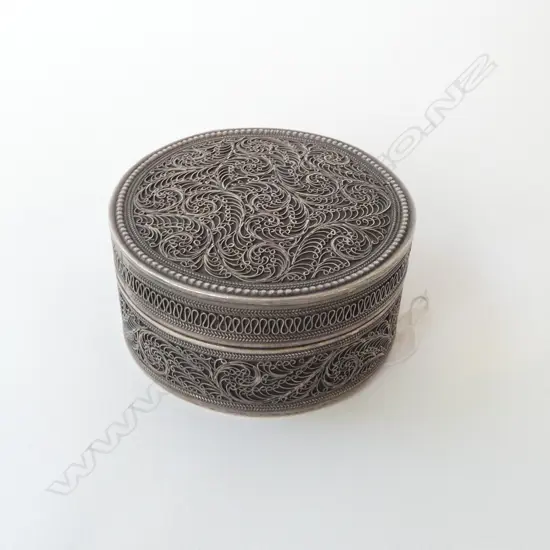SILVER LIDDED BOX fine applied wire scrolls Dia.75mm. Stamped 92.5. 144gms