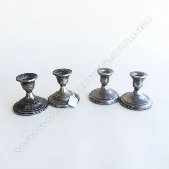 2 PRS WEIGHTED STERLING SILVER CANDLESTICKS H.80mm, 90mm dia FAULTS