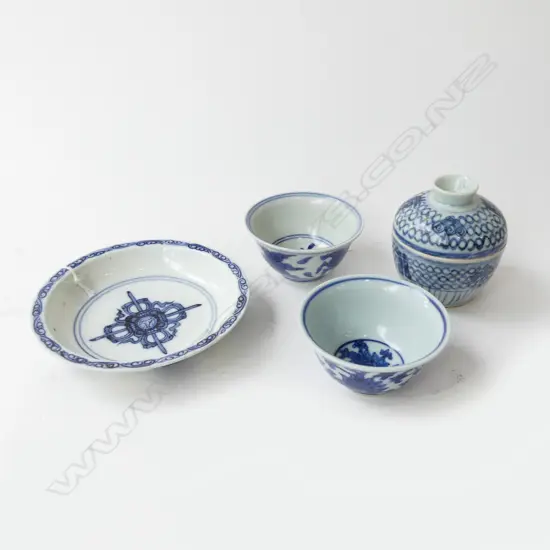 4 ORIENTAL B/W CERAMICS; 2 TEA BOWLS, BOWL 140mm dia, LIDDED CONTAINER