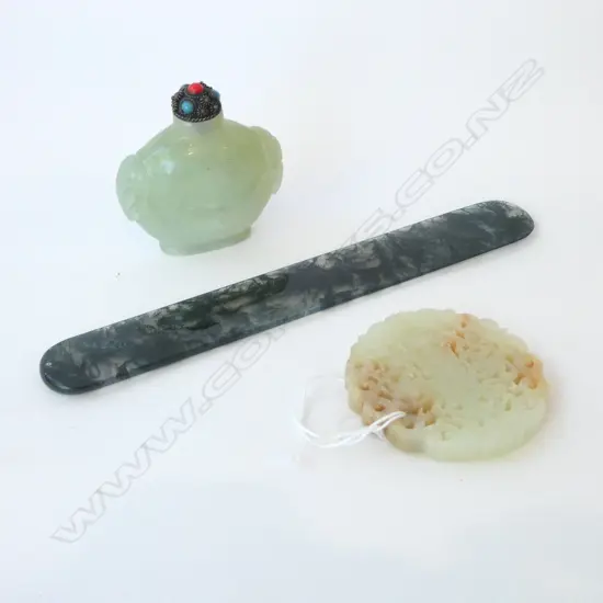 3 PCES ORIENTAL JADE; TOKEN 55mm dia, PAGE TURNER L.170mm, SNUFF BOTTLE