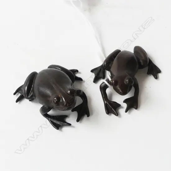 2 ORIENTAL BRONZE FROGS L.50mm